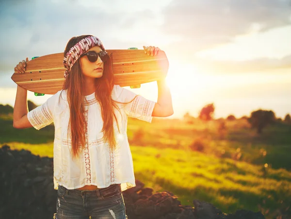 Vrouw met skateboard — Stockfoto