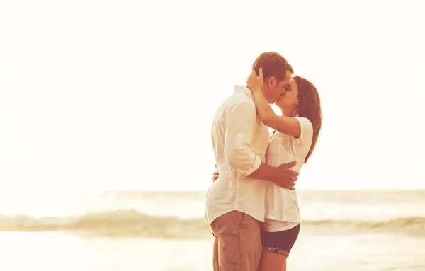 Romantyczna para na plaży o zachodzie słońca. Zdjęcia Stockowe bez tantiem