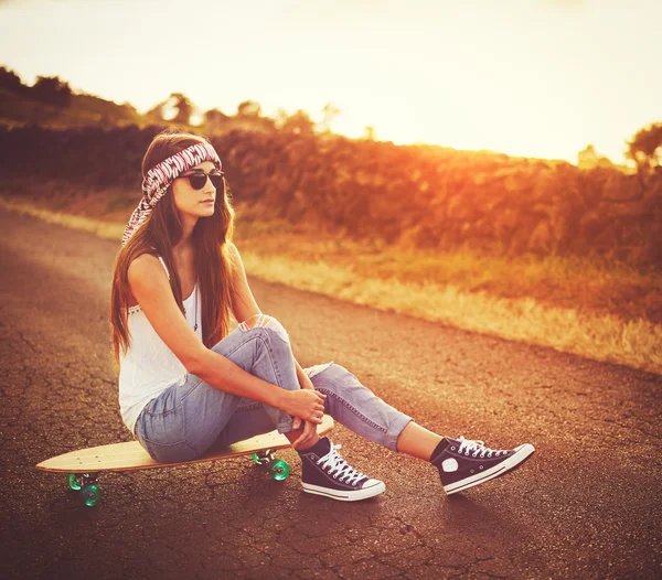 Vrouw met skateboard Stockfoto