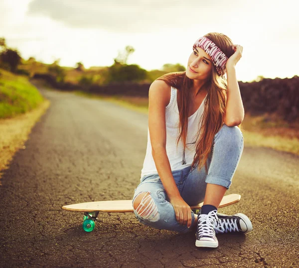 Vrouw met skateboard Stockfoto