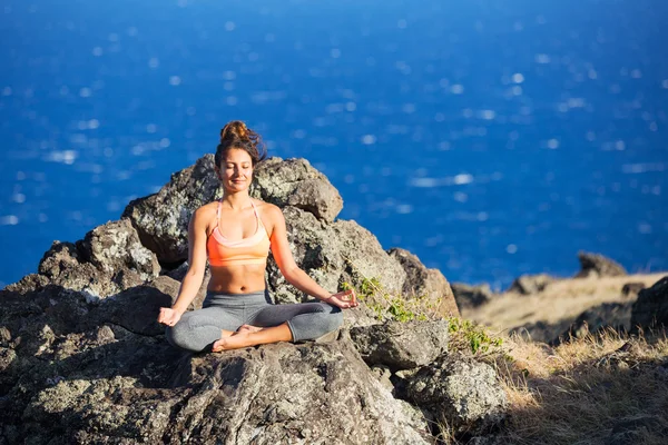 Yoga kvinnan meditation — Stockfoto