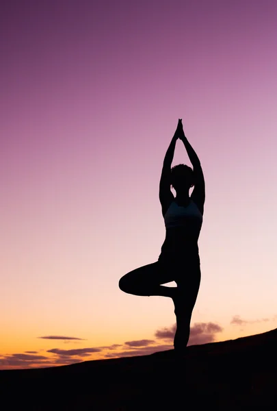 Yoga kvinnan vid solnedgången — Stockfoto