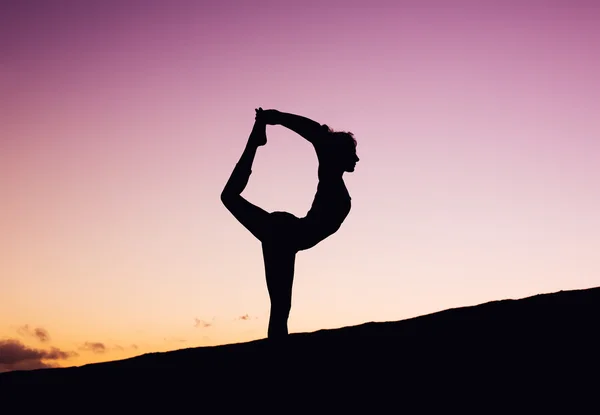 Donna Yoga al tramonto — Foto Stock