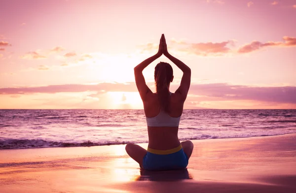 Yoga vrouw bij zonsondergang — Stockfoto