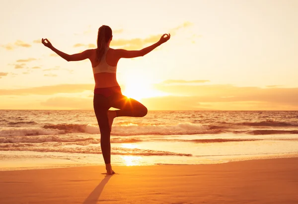 在日落时的瑜伽女人 — 图库照片