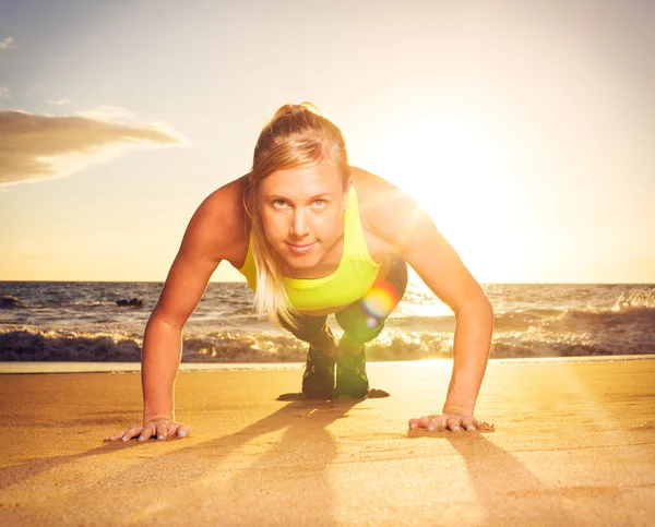 Fitness nő során push ups — Stock Fotó