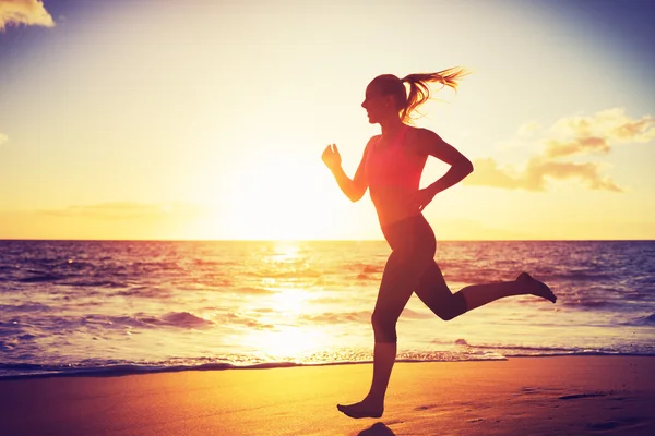 Fitness vrouw uitgevoerd bij zonsondergang — Stockfoto