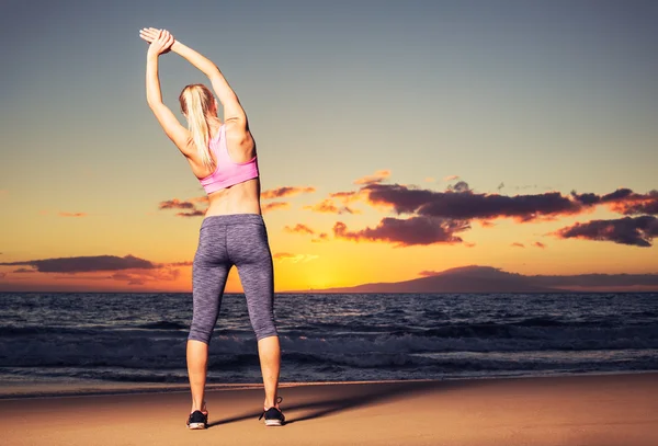 Mujer estirándose al atardecer — Foto de Stock