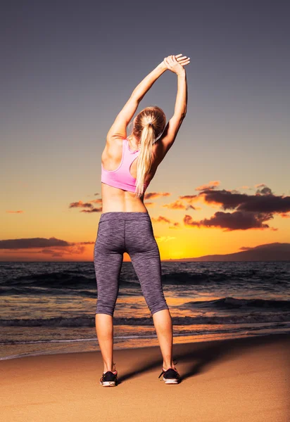 Mujer estirándose al atardecer — Foto de Stock