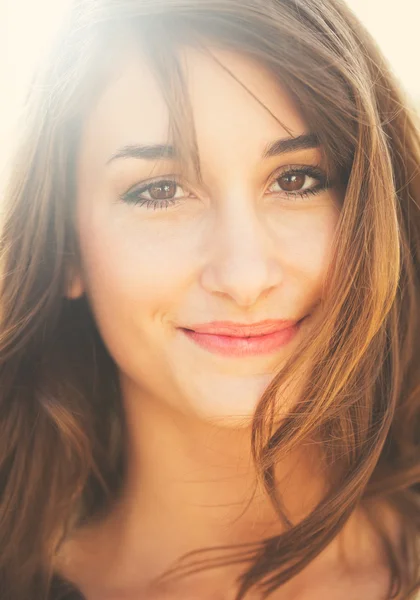 Retrato de una hermosa joven — Foto de Stock