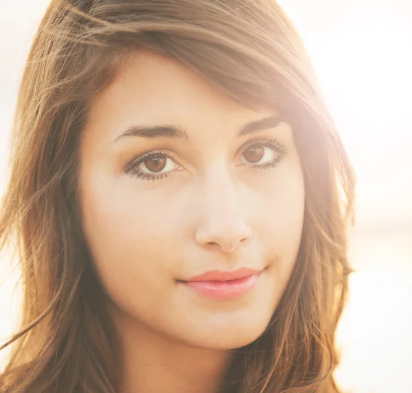 Retrato de una hermosa joven —  Fotos de Stock