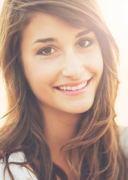 Retrato de una hermosa joven — Foto de Stock