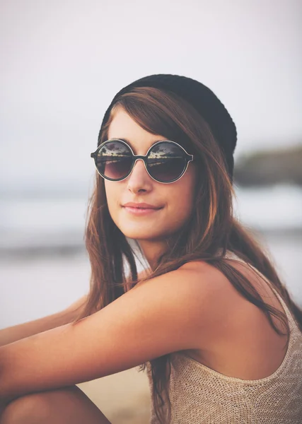 Porträtt av trendiga snygga hipster kvinna — Stockfoto