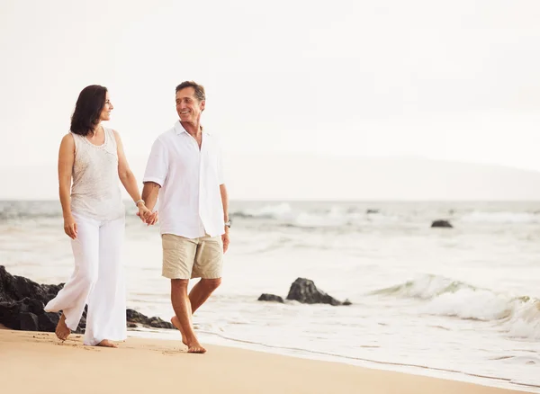 成熟的夫妇在海滩上享受日落 — 图库照片