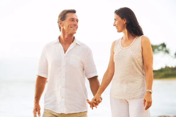 Ouder paar genieten van wandelen op het strand — Stockfoto