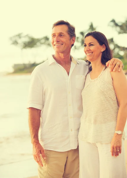 Retired Couple on the Beach — Stock Photo, Image