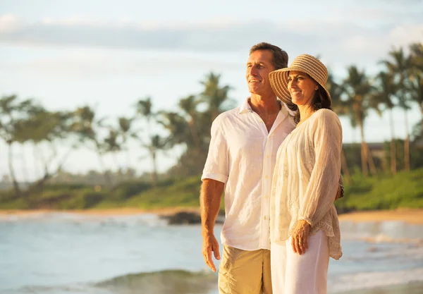 Mature Couple Enjoying Sunset on the Beach — Stock Photo, Image