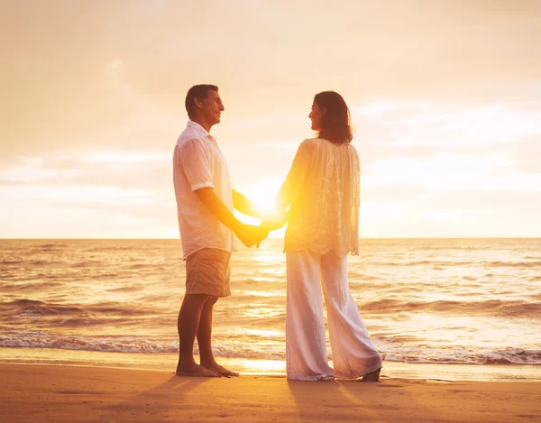 Pareja madura disfrutando del atardecer — Foto de Stock