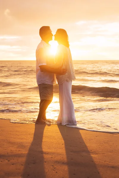 Pareja madura besándose al atardecer — Foto de Stock