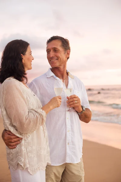 Romantisches Paar trinkt Champagner — Stockfoto