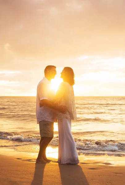 Pareja madura besándose al atardecer Imagen de stock