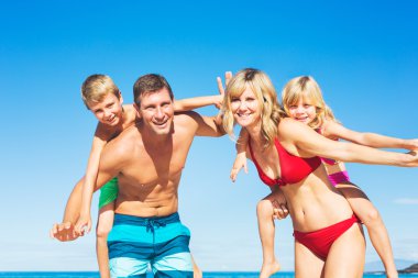 Kumsalda mutlu bir aile