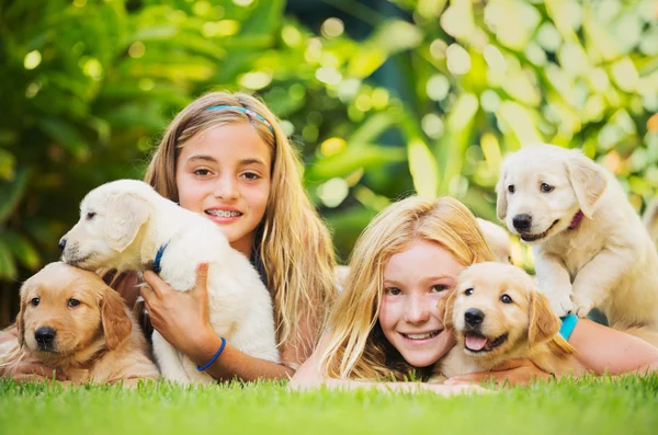 Jonge meisjes met baby puppies — Stockfoto