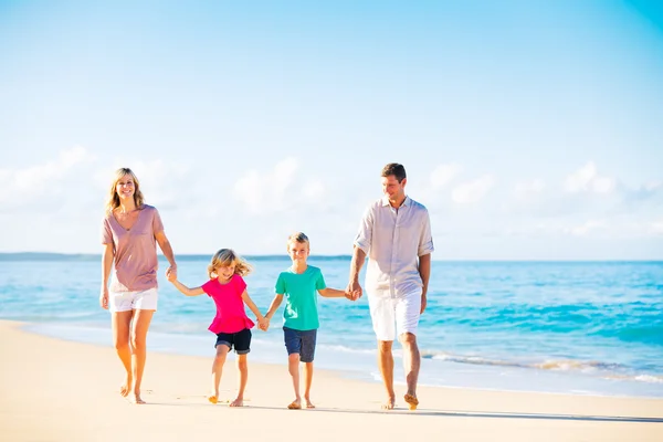 Familie op het strand — Stockfoto