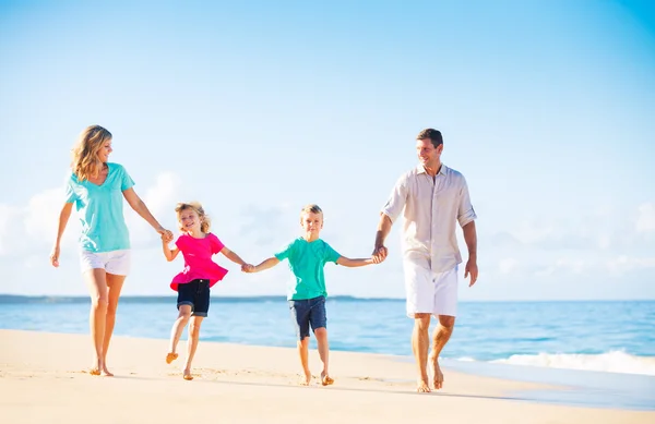 Família na praia — Fotografia de Stock