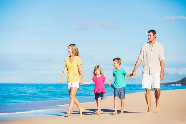 Familie op het strand — Stockfoto