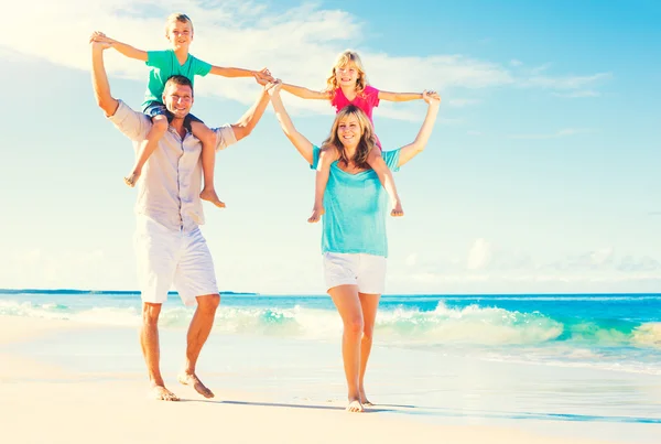 Famille sur la plage — Photo