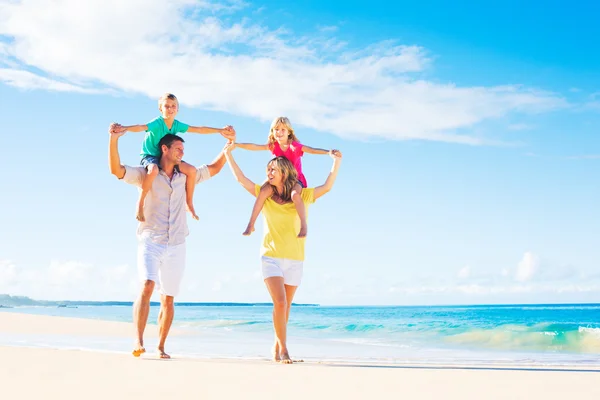 Familj på stranden — Stockfoto