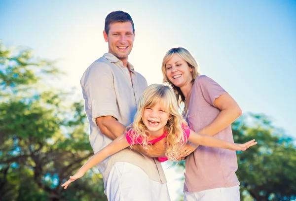 Familj spelar på stranden — Stockfoto