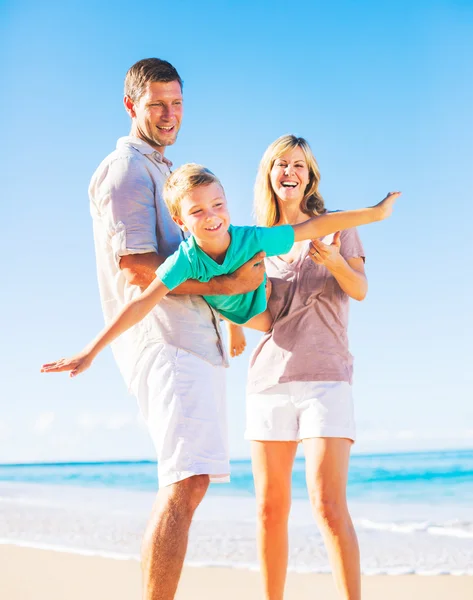 Familj på stranden — Stockfoto