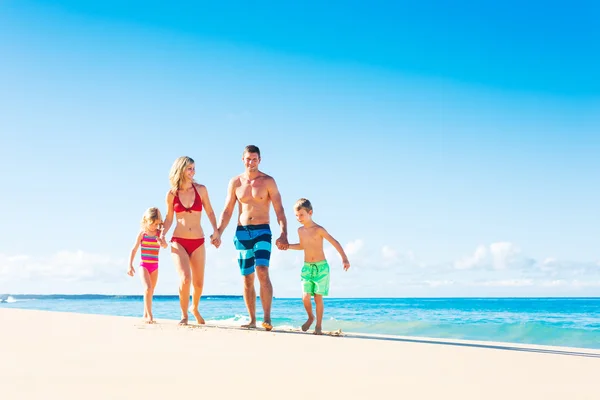 Lycklig familj på stranden — Stockfoto