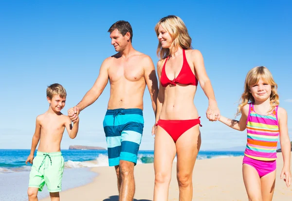 Familia feliz en la playa — Foto de Stock