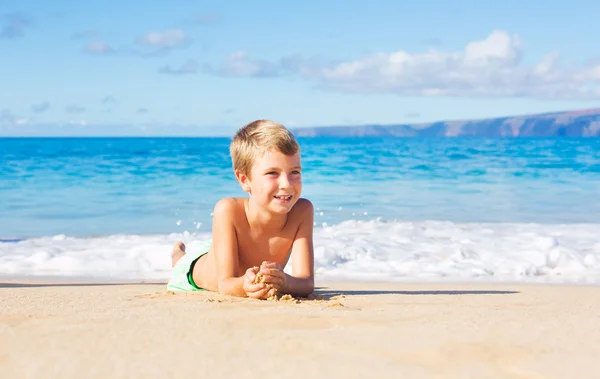 Młody chłopak na plaży — Zdjęcie stockowe
