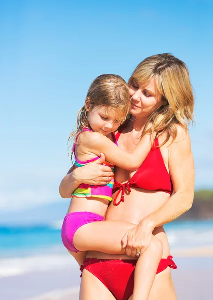 Madre e hija en la playa —  Fotos de Stock