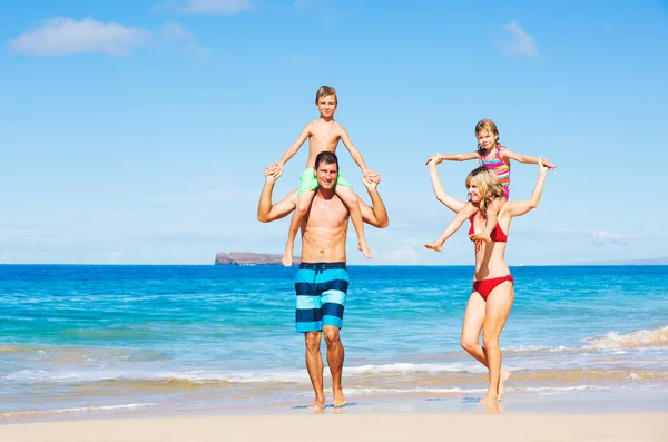 Boldog család a tengerparton — Stock Fotó