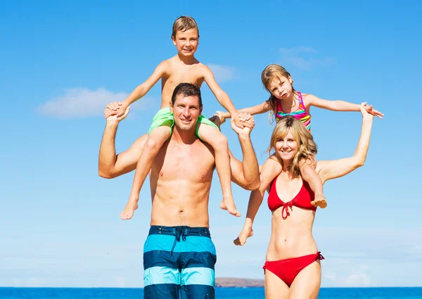 Familia feliz en la playa — Foto de Stock