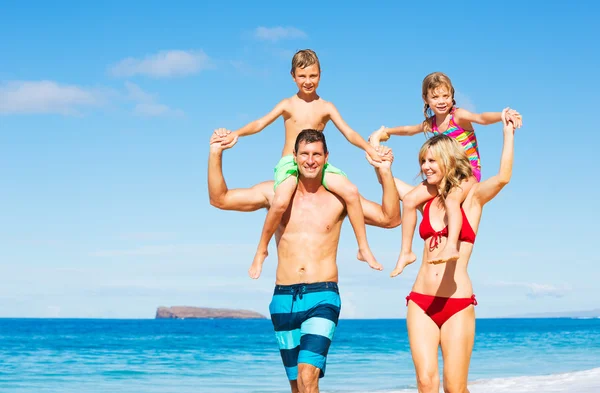 Familia feliz en la playa — Foto de Stock