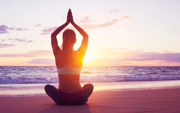 Zonsondergang yoga — Stockfoto