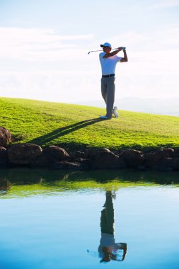 Golf oynayan adam.