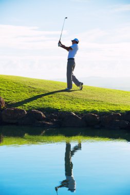 Golf oynayan adam.