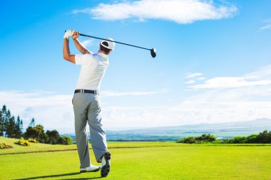 Golf oynayan adam.