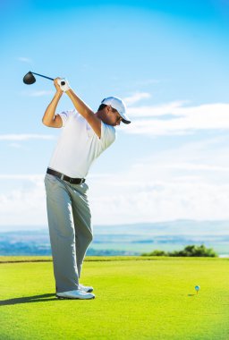 Golf oynayan adam.