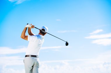Golf oynayan adam.
