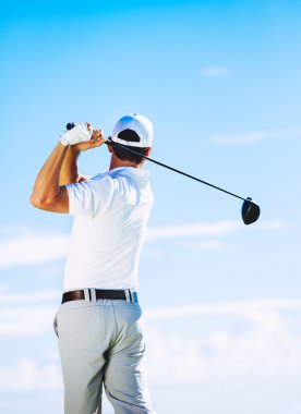 Golf oynayan adam.
