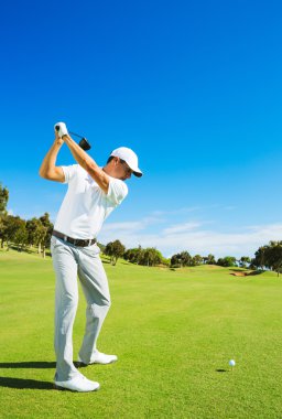 Golf oynayan adam.