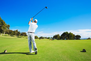 Golf oynayan adam.